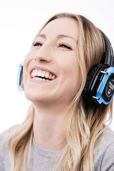 Frau mit Kopfhörer